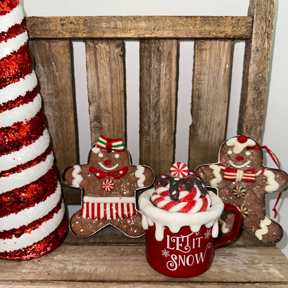 Holiday Gingerbread Cookie And Hot Cocoa Mug Tiered Tray Decor